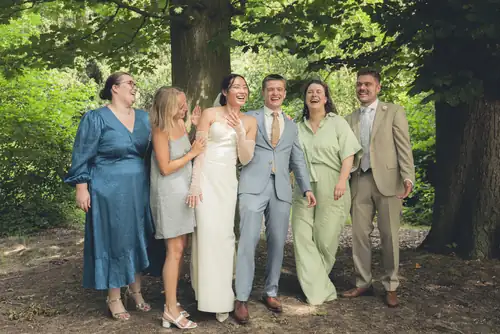 Trouwfoto — met vrienden in het groen