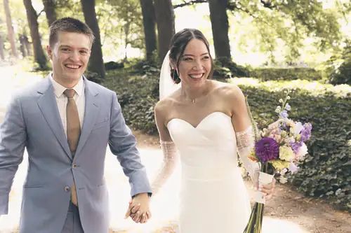 Trouwfoto — Evi & Ruben hand in hand in het groen